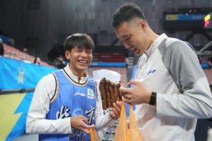 翟晓川:欢迎艾米爱打篮球的货车司机 来到首钢主场为我们加油